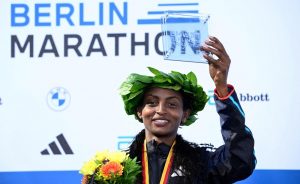 Các nhà vô địch Berlin Marathon 2023 đi giày gì?