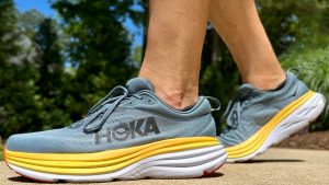 Review tổng quan giày chạy bộ Hoka Bondi 8