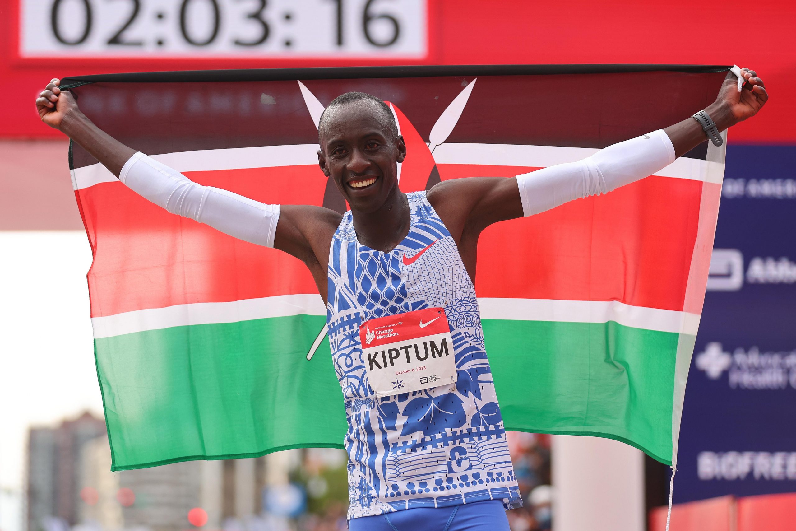 Kelvin Kiptum phá vỡ kỷ lục thế giới Marathon với Nike Alphafly 3